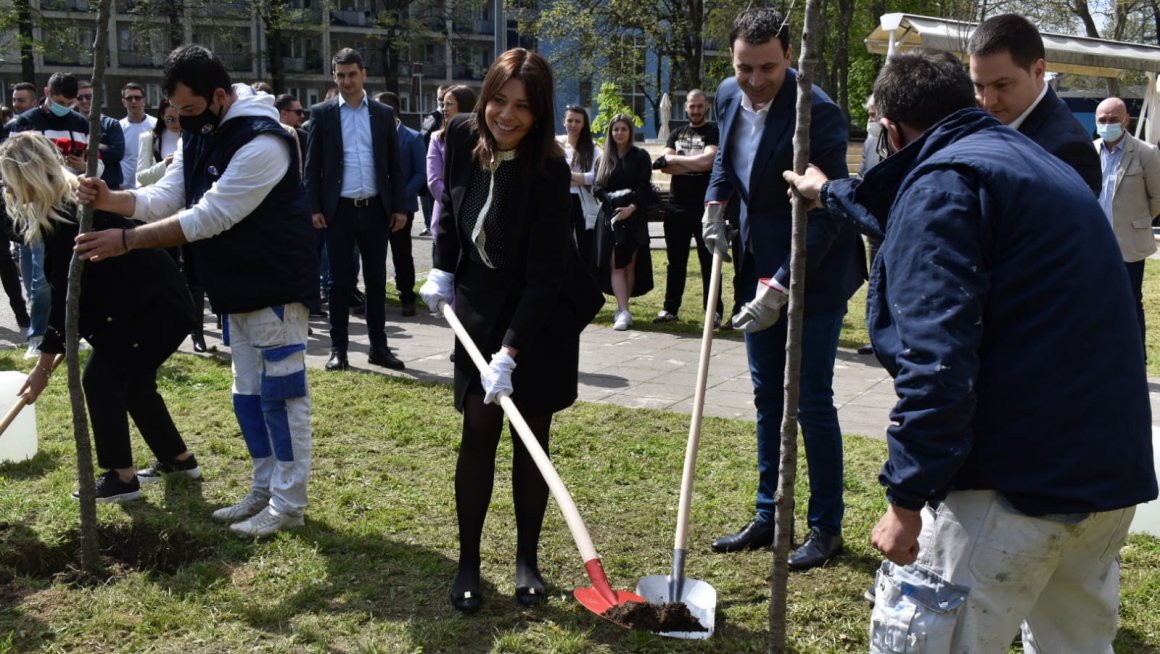 Министарка Вујовић садила стабла са студентима на Дан планете Земље